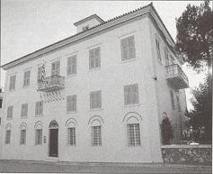 Το κτίριο του Παναγιώτη Μπενάκη όπου φιλοξενήθηκε αρχικά το Γυμνάσιο. 